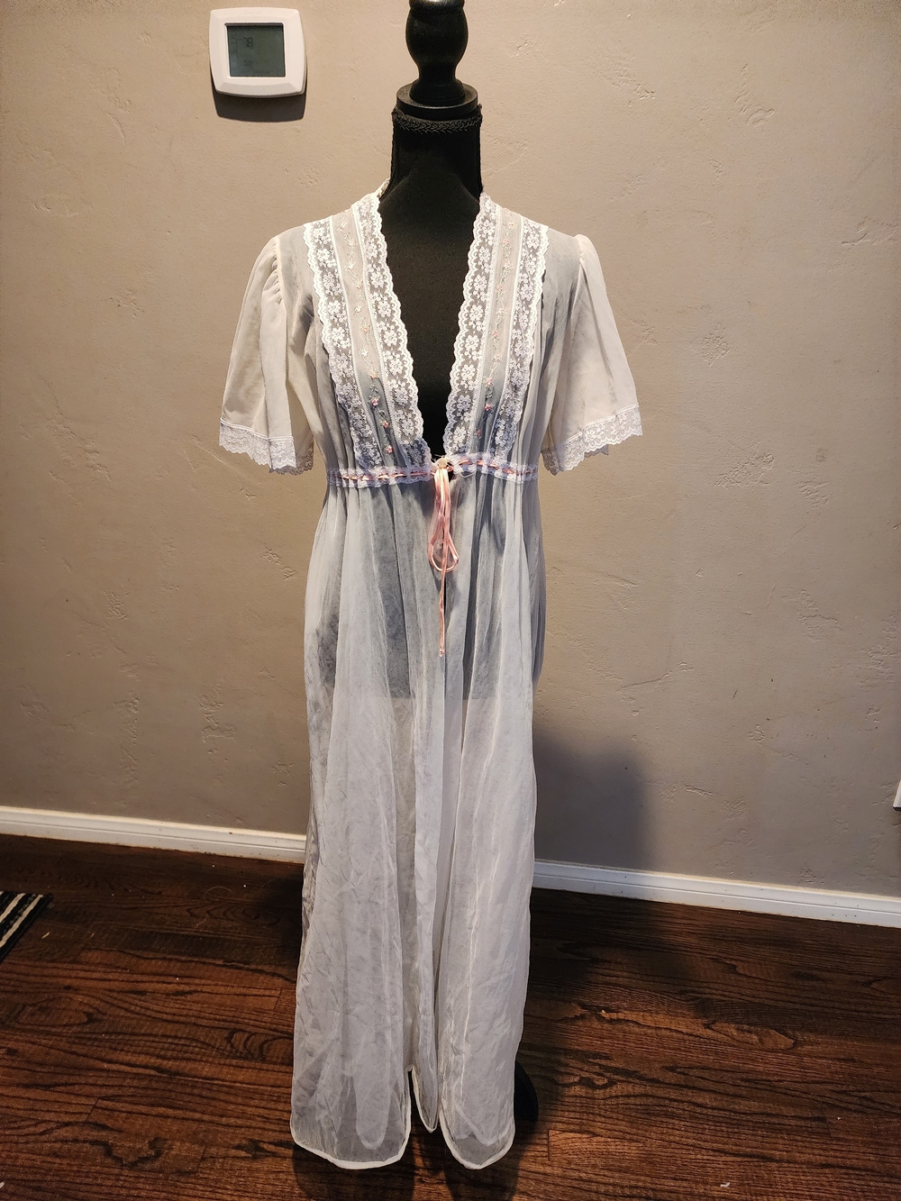 Peignoir 1950S White Lace With Pink Embroidered Flowers